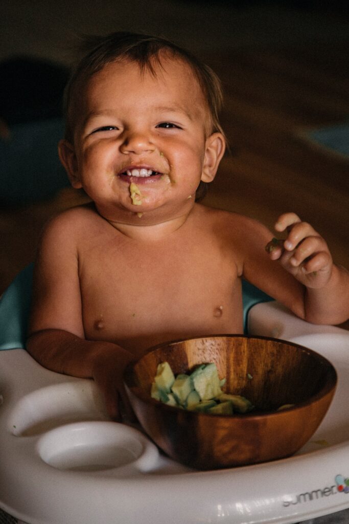 गर्मियों में बच्चा खाना खाता हुआ /baby enjoy with food